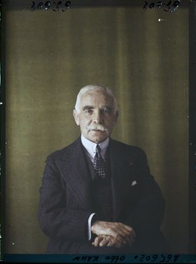 Image représentant https://musee-albert-kahn.s-museum.fr/home/NWQ2OTAwYzNmYjZlZTk1ZWQwODJmMjY4L2dlbmVyaWMtbm90aWNlLXRhYi9hdXRob3JpdHkvNjE3YTc5ZjVjZjhiODk2OGIzMzM3ZDIx/5d6900c3fb6ee95ed082f268/generic-notice-tab/authority/617a79ebcf8b8968b333704f Monsieur Otto Kahn