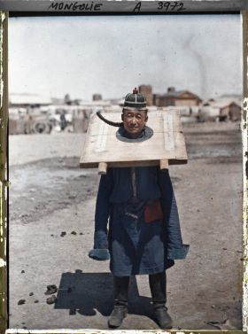 Image représentant Un condamné (probablement un soldat) à la peine de la cangue ou carcan