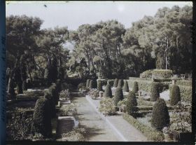 Image représentant Le bassin d'eau du jardin persan de la villa Cypris, vu en direction de l'Ouest