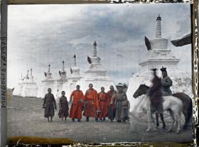 Image représentant Un groupe de lamas près de l'alignement de stupa situé en bordure du quartier monastique de Gandan