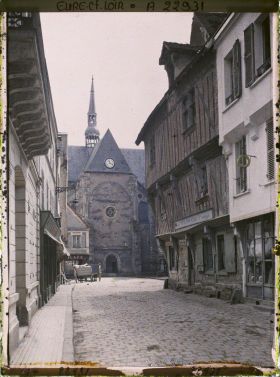Image représentant L'église Saint-Sulpice et la Maison de l'Obrador, vues depuis l'actuelle rue du Général de Gaulle