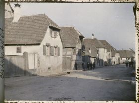 Image représentant France, Scherwiller, La Série des Maisons sans porte : la porte de la maison donne s/ la Cour qui s'ouvre, elle par une large porte à 2 battants.