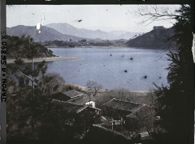 Image représentant Le lac de l'Ouest (Sai-ko) et le village de Nenba, près du mont Fuji