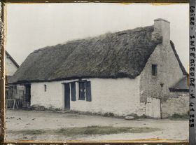 Image représentant Maison basse à toit de chaume