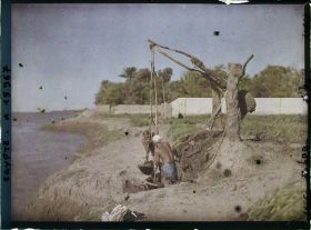 Image représentant Des hommes utilisant un chadouf