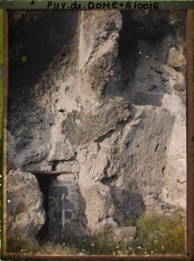 Image représentant France, Perrier, Grottes du Perrier, Les 2 Etages d'une maison creusée dans le roc