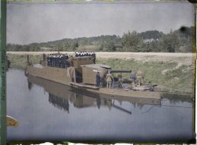 Image représentant Cannonière sur le Canal de l'Yser près de Loo (visite du roi des Belges)