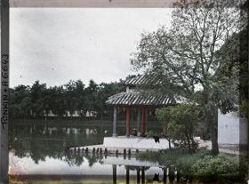 Image représentant Le Thui-toa " Kiosque du bord de l'eau " du temple Ngoc-so'n (appelé par les Européens " Pagode des Pinceaux "), situé sur " l'île de Jade " du Petit Lac