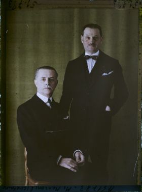 Image représentant Monsieur  https://musee-albert-kahn.s-museum.fr/home/NWQ2OTAwYzNmYjZlZTk1ZWQwODJmMjY4L2dlbmVyaWMtbm90aWNlLXRhYi9hdXRob3JpdHkvNjE3YTc5ZjVjZjhiODk2OGIzMzM3ZDIx/5d6900c3fb6ee95ed082f268/generic-notice-tab/authority/617a79ebcf8b8968b3337331 Gaetano Manzoni  et son secrétaire
