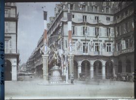 Image représentant Pavoisements au quartier général de la Croix-Rouge américaine à l'Hôtel Regina et décorations autour de la statue de Jeanne d'arc place de Rivoli (actuelle place des Pyramides) pour les fêtes de la Victoire des 13 et 14 juillet 1919