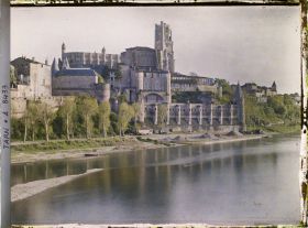 Image représentant Vue prise de l'extrémité du pont vieux sur l'ensemble de la cathédrale et l'archevêché