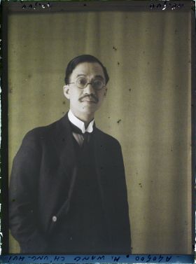 Image représentant https://musee-albert-kahn.s-museum.fr/home/NWQ2OTAwYzNmYjZlZTk1ZWQwODJmMjY4L2dlbmVyaWMtbm90aWNlLXRhYi9hdXRob3JpdHkvNjE3YTc5ZjVjZjhiODk2OGIzMzM3ZDIx/5d6900c3fb6ee95ed082f268/generic-notice-tab/authority/617a79eacf8b8968b3336585 Monsieur Wang Chung-Hui, premier ministre de la République de Chine