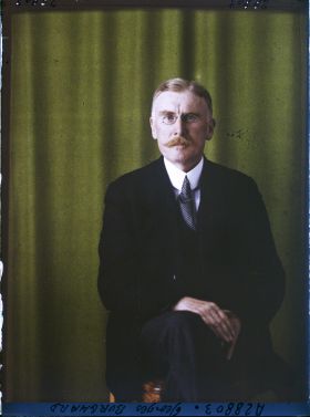 Image représentant Monsieur  https://musee-albert-kahn.s-museum.fr/home/NWQ2OTAwYzNmYjZlZTk1ZWQwODJmMjY4L2dlbmVyaWMtbm90aWNlLXRhYi9hdXRob3JpdHkvNjE3YTc5ZjVjZjhiODk2OGIzMzM3ZDIx/5d6900c3fb6ee95ed082f268/generic-notice-tab/authority/617a79ebcf8b8968b33369a6 Georges Burghard
