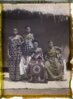 Image représentant Portrait de la sœur (assise au centre) et des femmes du chef  https://musee-albert-kahn.s-museum.fr/home/NWQ2OTAwYzNmYjZlZTk1ZWQwODJmMjY4L2dlbmVyaWMtbm90aWNlLXRhYi9hdXRob3JpdHkvNjE3YTc5ZjVjZjhiODk2OGIzMzM3ZDIx/5d6900c3fb6ee95ed082f268/generic-notice-tab/authority/617a79eacf8b8968b3336557 Justin Aho