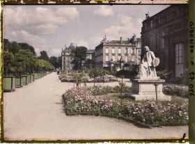 Image représentant La statue de Maxime Lalanne, sur la terrasse du Jardin Public