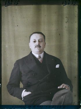 Image représentant https://musee-albert-kahn.s-museum.fr/home/NWQ2OTAwYzNmYjZlZTk1ZWQwODJmMjY4L2dlbmVyaWMtbm90aWNlLXRhYi9hdXRob3JpdHkvNjE3YTc5ZjVjZjhiODk2OGIzMzM3ZDIx/5d6900c3fb6ee95ed082f268/generic-notice-tab/authority/617a79ebcf8b8968b333742f Le Comte de Moussac