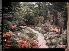 Image représentant Arbres, bambous et rocaille fleurie au bord d'un chemin du " sanctuaire japonais " menant au sôrintô