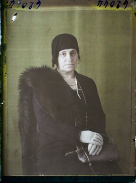 Image représentant https://musee-albert-kahn.s-museum.fr/home/NWQ2OTAwYzNmYjZlZTk1ZWQwODJmMjY4L2dlbmVyaWMtbm90aWNlLXRhYi9hdXRob3JpdHkvNjE3YTc5ZjVjZjhiODk2OGIzMzM3ZDIx/5d6900c3fb6ee95ed082f268/generic-notice-tab/authority/617a79ebcf8b8968b3337712 Madame de Ruggiero