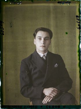 Image représentant Monsieur  https://musee-albert-kahn.s-museum.fr/home/NWQ2OTAwYzNmYjZlZTk1ZWQwODJmMjY4L2dlbmVyaWMtbm90aWNlLXRhYi9hdXRob3JpdHkvNjE3YTc5ZjVjZjhiODk2OGIzMzM3ZDIx/5d6900c3fb6ee95ed082f268/generic-notice-tab/authority/617a79ebcf8b8968b33376f5 Robert Rosenfelder