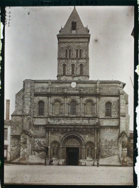 Image représentant La basilique Saint-Seurin, depuis l'actuelle place du Pradeau