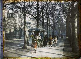 Image représentant Une marchande de fleurs, au niveau du 64 avenue Hoche