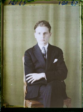 Image représentant https://musee-albert-kahn.s-museum.fr/home/NWQ2OTAwYzNmYjZlZTk1ZWQwODJmMjY4L2dlbmVyaWMtbm90aWNlLXRhYi9hdXRob3JpdHkvNjE3YTc5ZjVjZjhiODk2OGIzMzM3ZDIx/5d6900c3fb6ee95ed082f268/generic-notice-tab/authority/617a79ebcf8b8968b33379dc Monsieur Jean Vieuchange