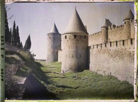 Image représentant L'enceinte de la cité avec les tours de la Vade et de la Peyre