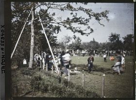Image représentant Adultes et enfants sur une pelouse, dans le parc d'Hibiya