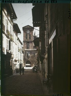 Image représentant France, St Jean-Pied de Port, La Rue principale et le Clocher de l'Eglise