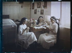 Image représentant Trois infirmières dans leur chambre durant un moment de détente