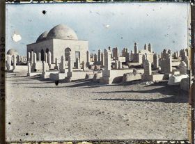 Image représentant Dans le cimetière musulman
