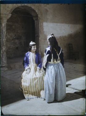 Image représentant Jeunes chrétiennes en costume