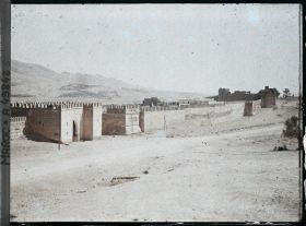 Image représentant Bâb Ftouh et les remparts jusqu'au Tamdert : vue prise de l'extérieur de la ville