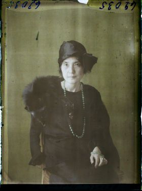 Image représentant https://musee-albert-kahn.s-museum.fr/home/NWQ2OTAwYzNmYjZlZTk1ZWQwODJmMjY4L2dlbmVyaWMtbm90aWNlLXRhYi9hdXRob3JpdHkvNjE3YTc5ZjVjZjhiODk2OGIzMzM3ZDIx/5d6900c3fb6ee95ed082f268/generic-notice-tab/authority/617a79ebcf8b8968b3336709 Madame Adachi