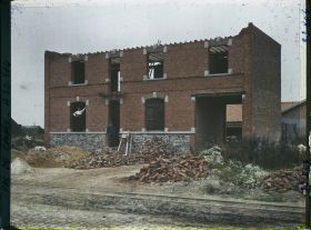 Image représentant France, Neuville St Waast, Grande maison en reconstruction