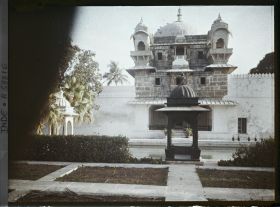 Image représentant Kiosques, bassin et tour ronde couronnée d'une coupole du palais flottant de Jag Mandir édifié au 17è siècle sur le lac Pichola