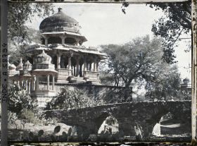 Image représentant Pont et Chatris de la nécropole des Maharanas du Mewar