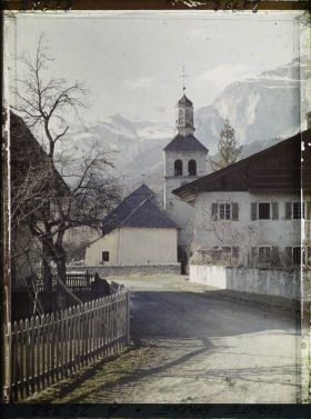 Image représentant France Les Alpes, Vallée de Chamonix ; Un Coin du Village de Servoz et son Clocher
