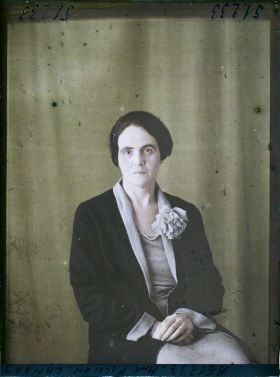 Image représentant https://musee-albert-kahn.s-museum.fr/home/NWQ2OTAwYzNmYjZlZTk1ZWQwODJmMjY4L2dlbmVyaWMtbm90aWNlLXRhYi9hdXRob3JpdHkvNjE3YTc5ZjVjZjhiODk2OGIzMzM3ZDIx/5d6900c3fb6ee95ed082f268/generic-notice-tab/authority/617a79ebcf8b8968b333759f Madame Marguerite Pichon Landry