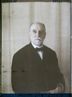 Image représentant Monsieur  https://musee-albert-kahn.s-museum.fr/home/NWQ2OTAwYzNmYjZlZTk1ZWQwODJmMjY4L2dlbmVyaWMtbm90aWNlLXRhYi9hdXRob3JpdHkvNjE3YTc5ZjVjZjhiODk2OGIzMzM3ZDIx/5d6900c3fb6ee95ed082f268/generic-notice-tab/authority/617a79ebcf8b8968b3336d8b Raoul Gautier