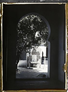 Image représentant La fontaine aux ablutions dans la cour de la grande mosquée