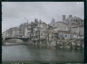 Image représentant France, Verdun, Les bords de la Meuse et le pont du Théâtre à droite la Cathédrale