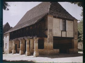Image représentant France, Domme, La halle et le tribunal (justice de paix) reconstruit en 1870