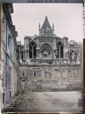 Image représentant France, Reims, Façade latérale opposée à la précédente & ruines de l'archevêché
