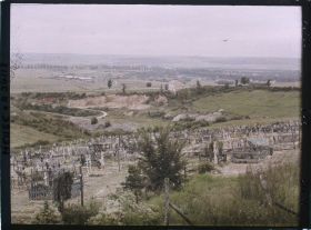 Image représentant France, Verdun, Vue prise des Casernes Marceau vers le Sud Ouest, au fond, à droite Verdun, au 1er plan, le Cimetière