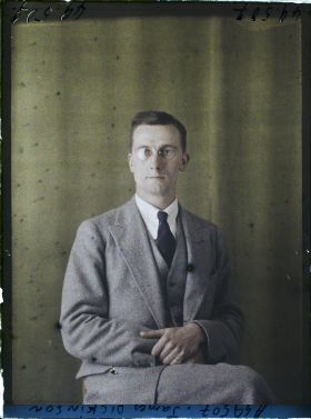 Image représentant Monsieur  https://musee-albert-kahn.s-museum.fr/home/NWQ2OTAwYzNmYjZlZTk1ZWQwODJmMjY4L2dlbmVyaWMtbm90aWNlLXRhYi9hdXRob3JpdHkvNjE3YTc5ZjVjZjhiODk2OGIzMzM3ZDIx/5d6900c3fb6ee95ed082f268/generic-notice-tab/authority/617a79ebcf8b8968b3336bc2 James Dickinson