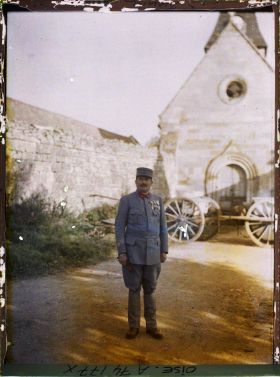 Image représentant Portrait du commandant Besante devant l'église