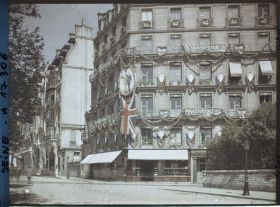 Image représentant Pavoisements pour les fêtes de la Victoire à l'angle de l'avenue des Champs-Elysées et de la rue de la Boétie