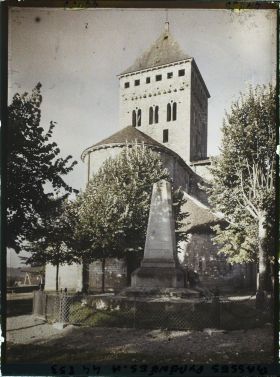 Image représentant France, Sauveterre de Béarn, L'Eglise et le monument aux Morts