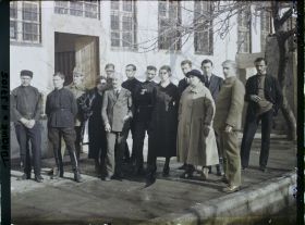 Image représentant Personnel de l'Ambassade de la République des Soviets réuni le jour de la proclamation de l'Union des Républiques (URSS)